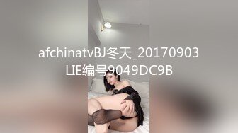 深夜的放纵，露脸小少妇跟小哥激情啪啪，口交大鸡巴直接让小哥压在身下爆草抽插无套，射在肚子上舔干净鸡巴