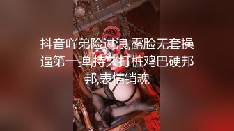 大胆坑神闯入国内某购物商业广场蹲守女卫生间门口有妹子了直接进里面门板缝下实拍蹲了一排妹子挨个拍一遍